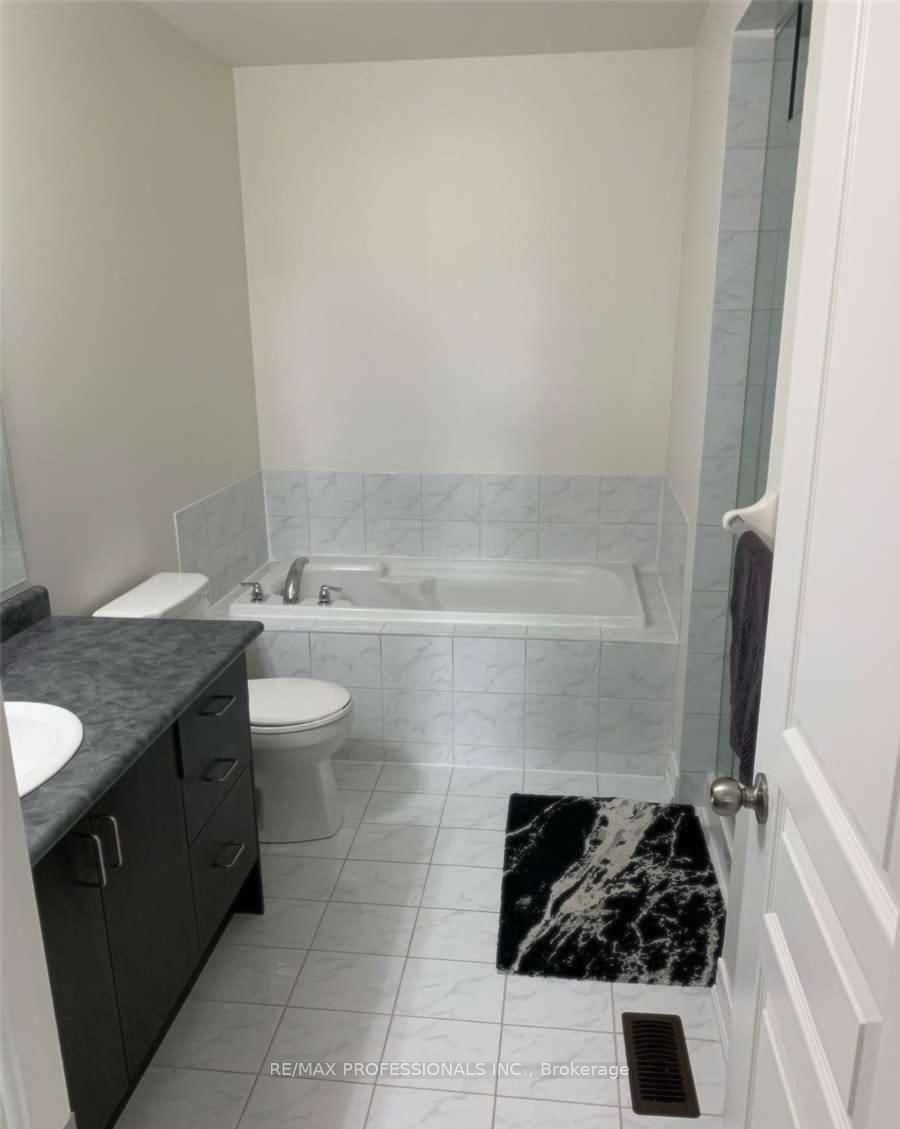 44 VILLADOWNS Trail • Brampton, ON photo 13