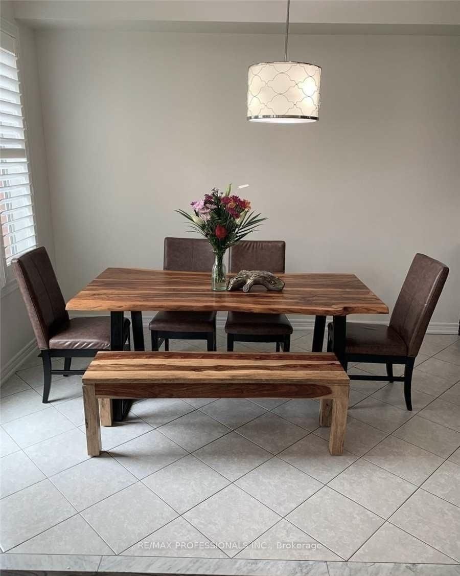 44 VILLADOWNS Trail • Brampton, ON photo 5