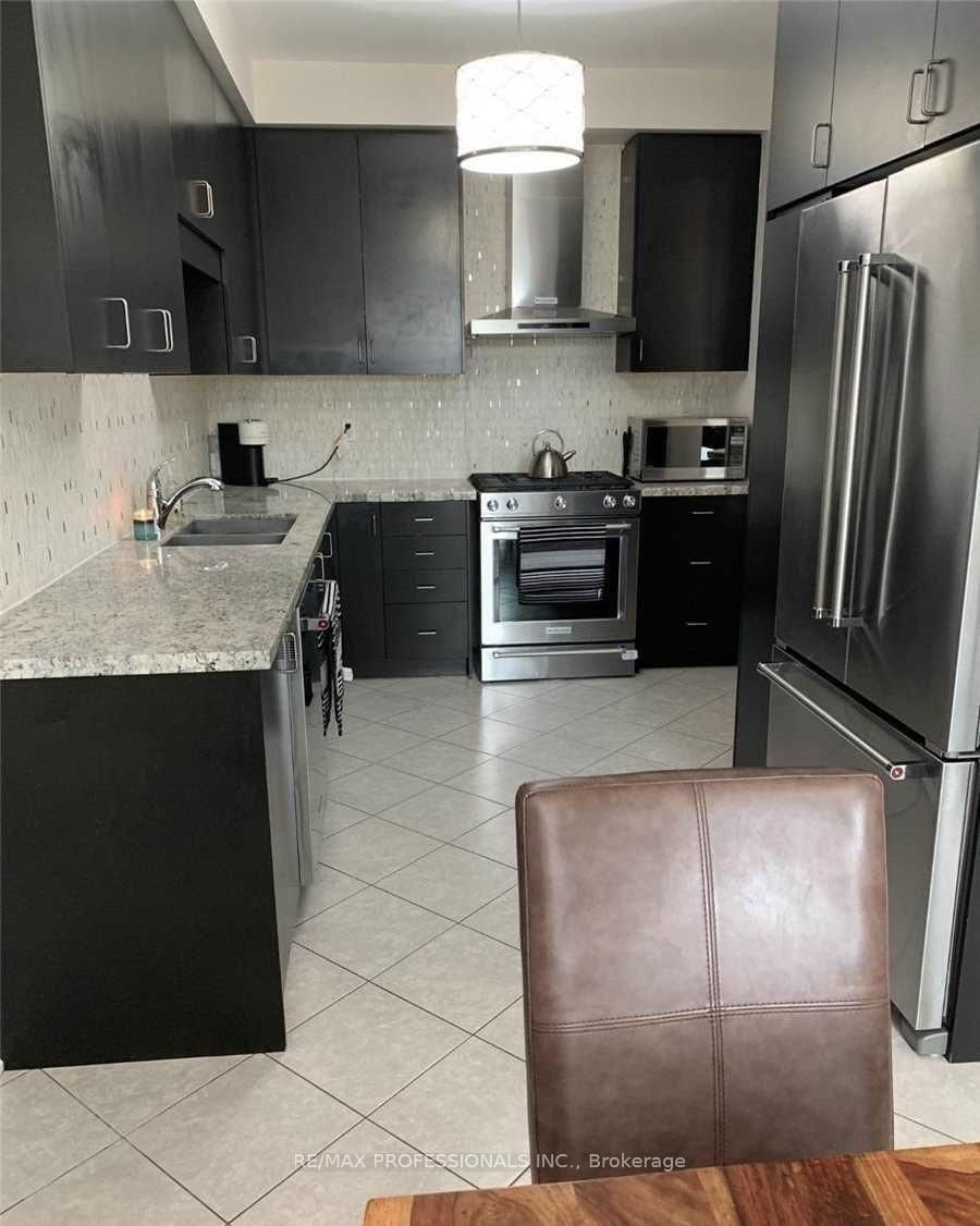 44 VILLADOWNS Trail • Brampton, ON photo 6