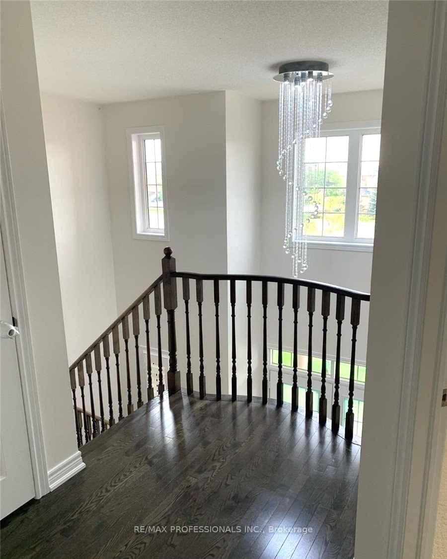 44 VILLADOWNS Trail • Brampton, ON photo 8