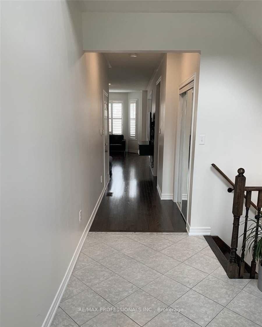 44 VILLADOWNS Trail • Brampton, ON photo 9