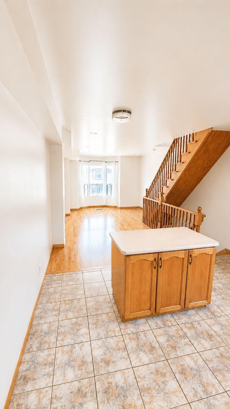 Upper-908 Ossington Avenue, Toronto, ON, photo 2