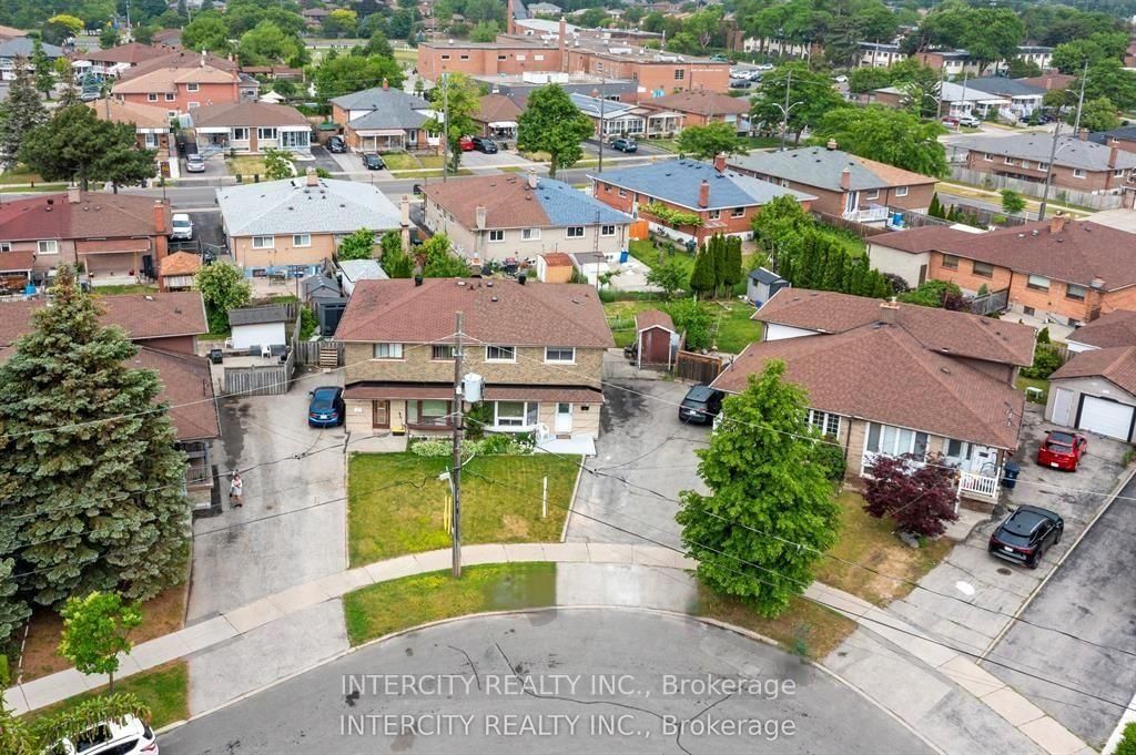 48 Goldsboro Road • Toronto, ON photo 6