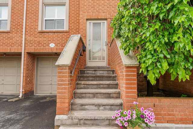 5 - 1570 REEVES Gate