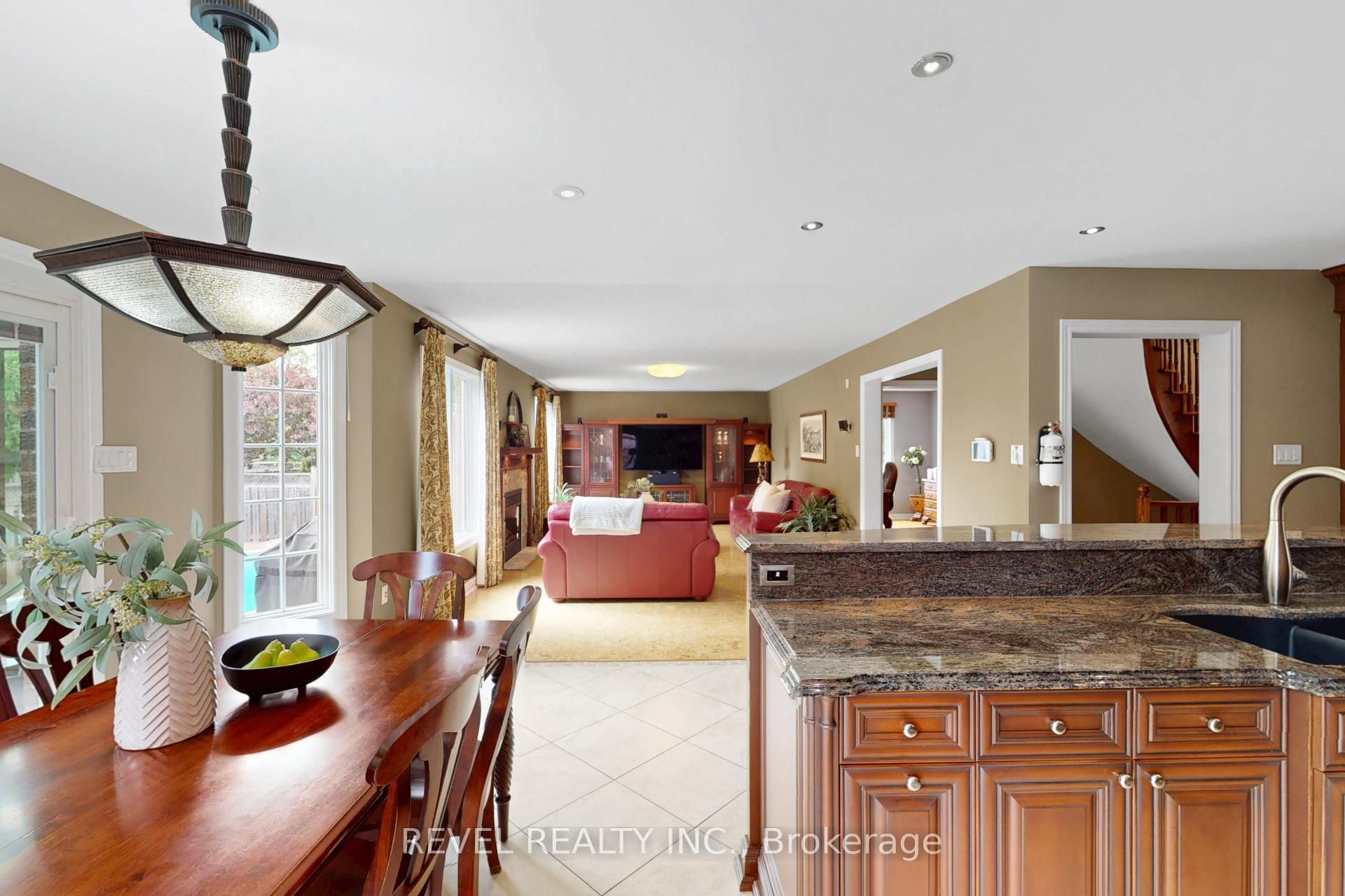 6872 Round Leaf Court