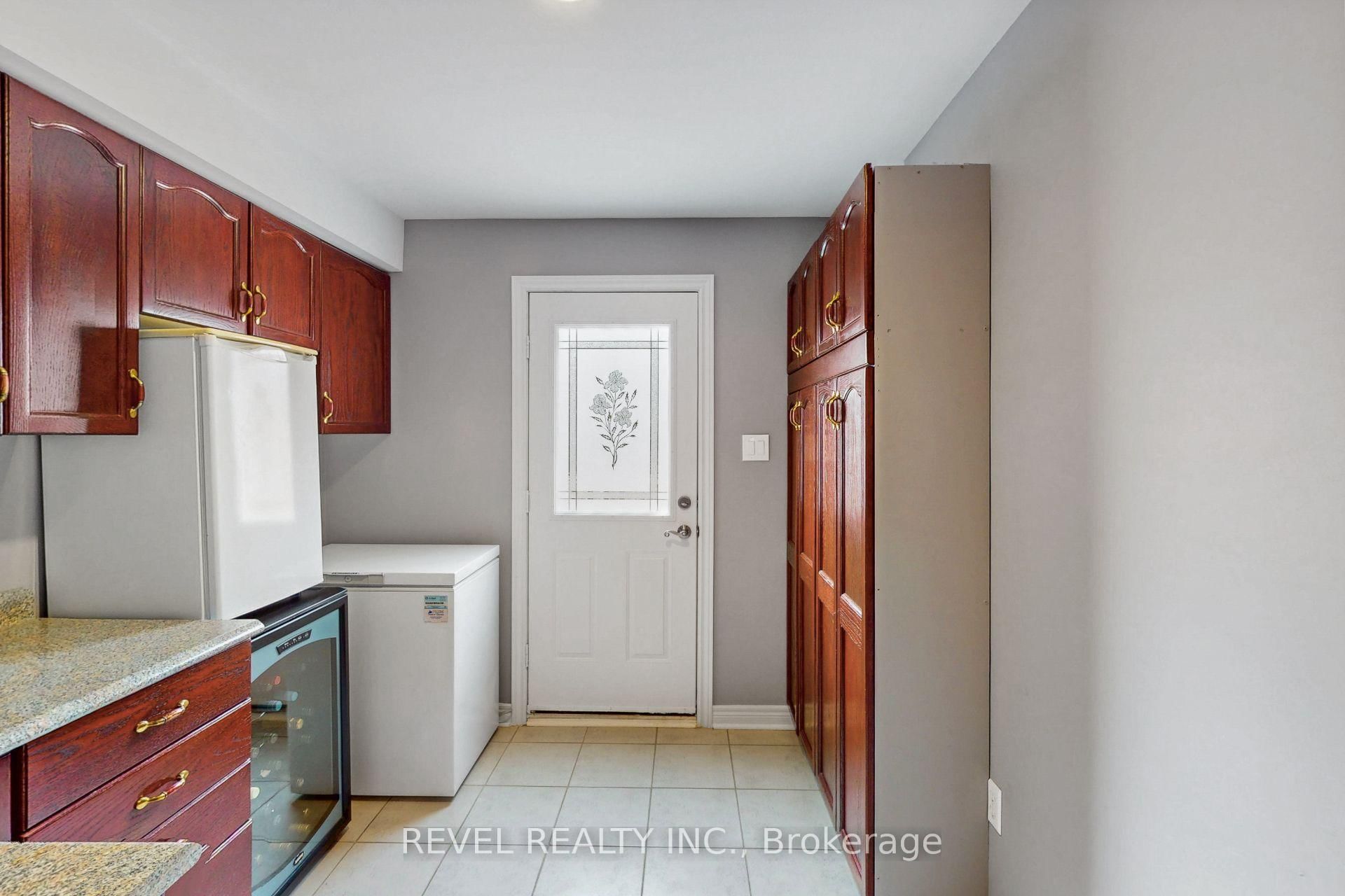 6872 Round Leaf Court
