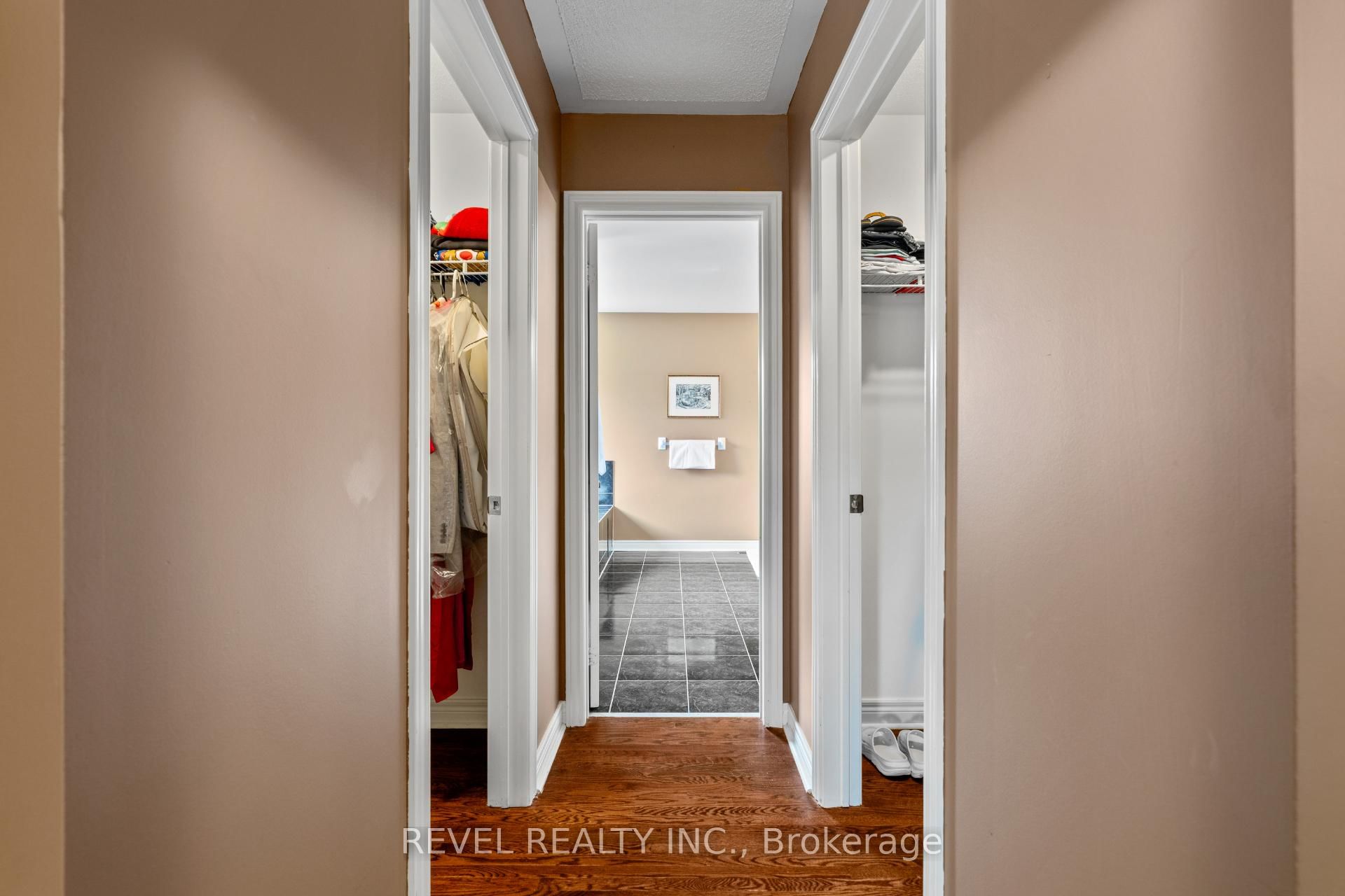 6872 Round Leaf Court