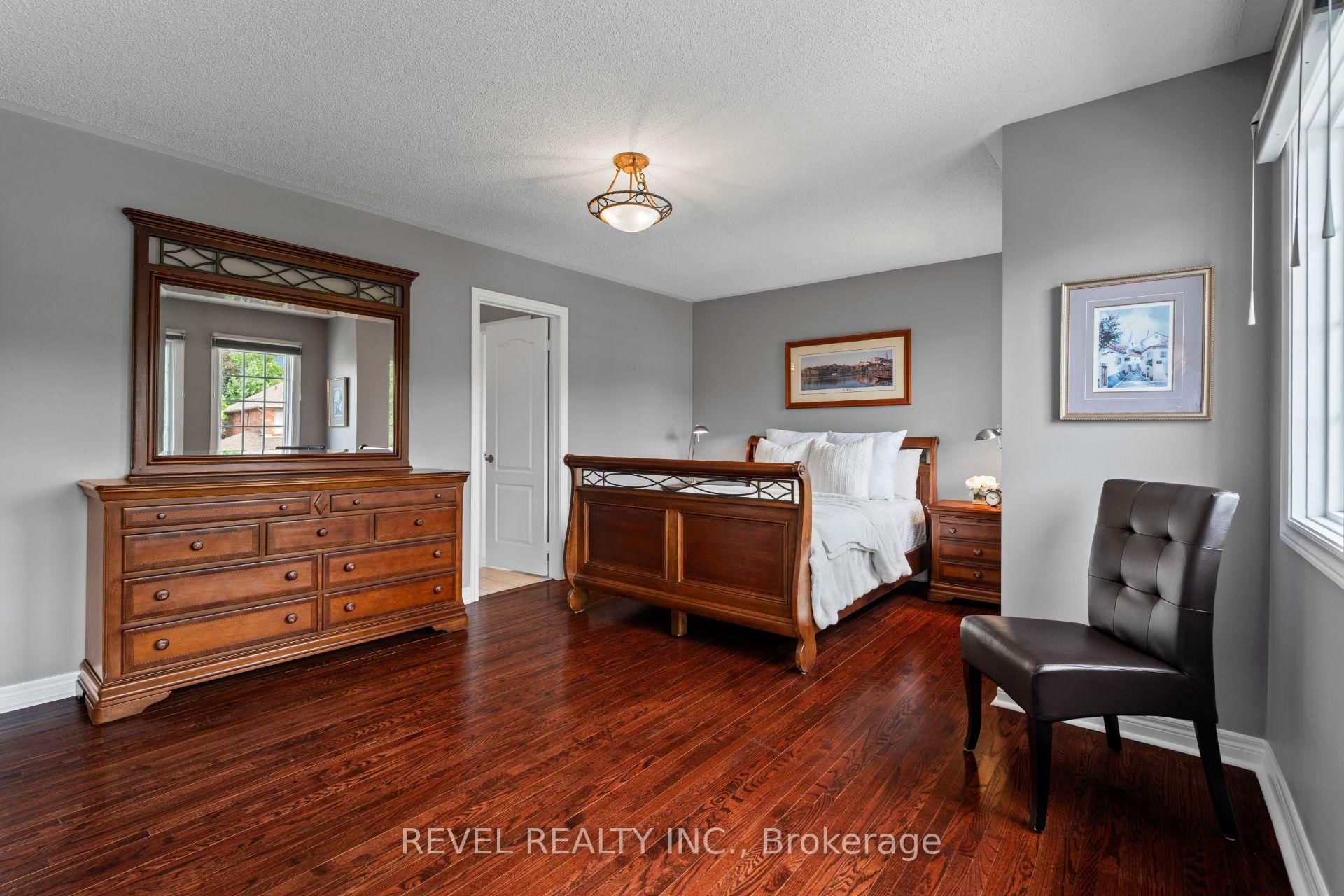 6872 Round Leaf Court