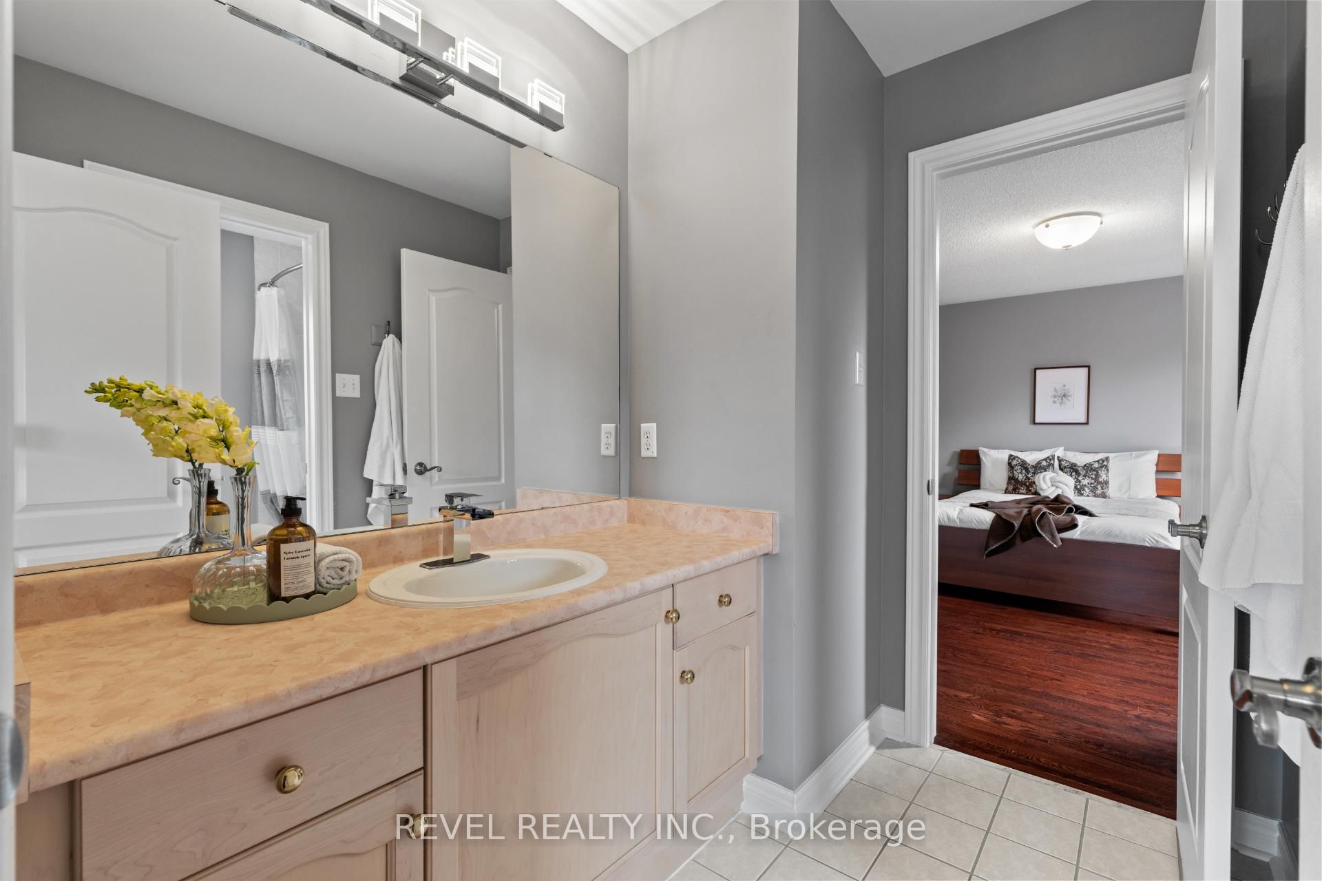 6872 Round Leaf Court