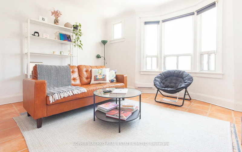 2102A Dundas Street W