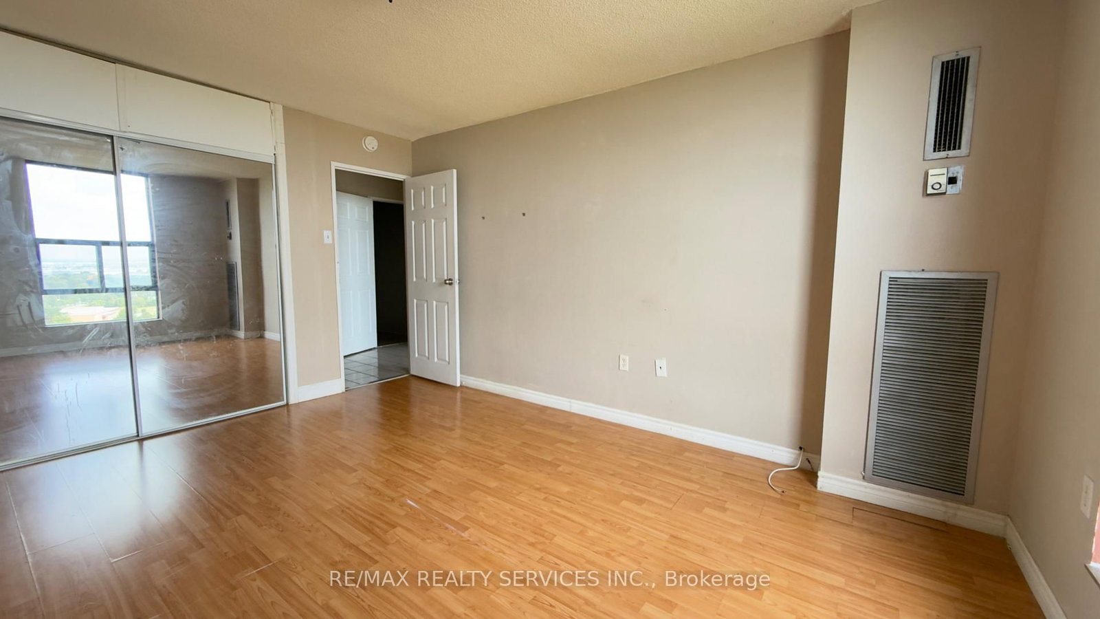 4 Kings Cross Road • #1807 • Brampton, ON photo 19