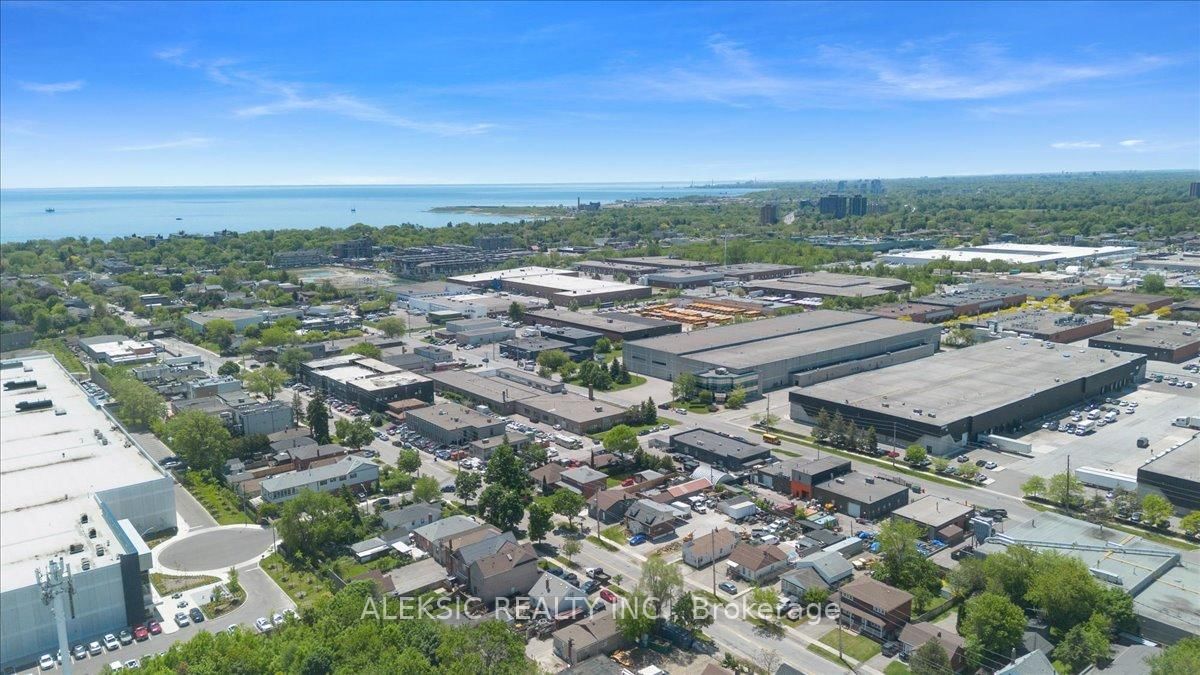 179 Thirtieth Street • Toronto, ON photo 39