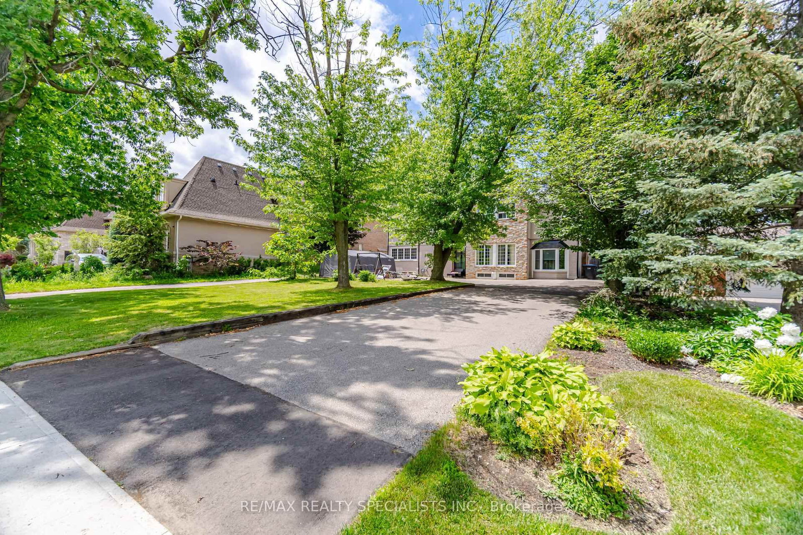 709 Queensway W • Mississauga, ON photo 2