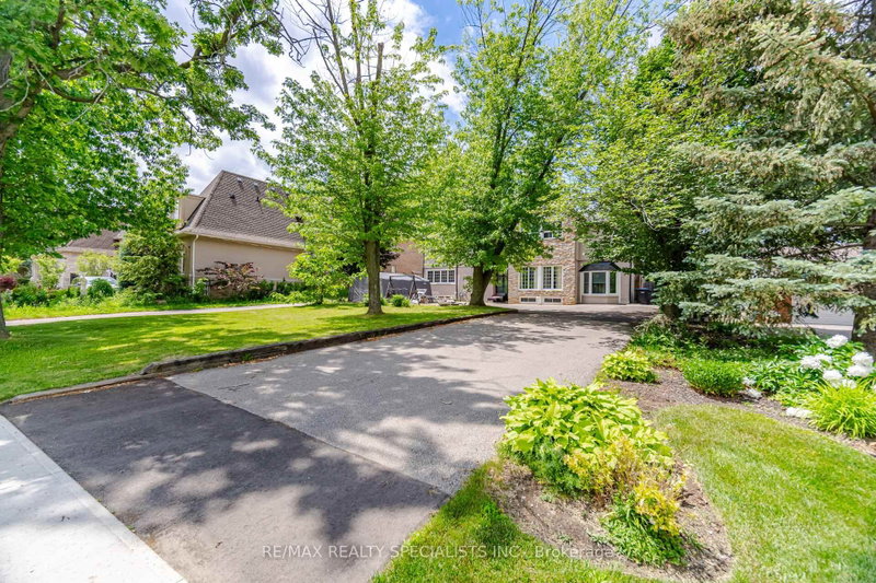 709 Queensway W