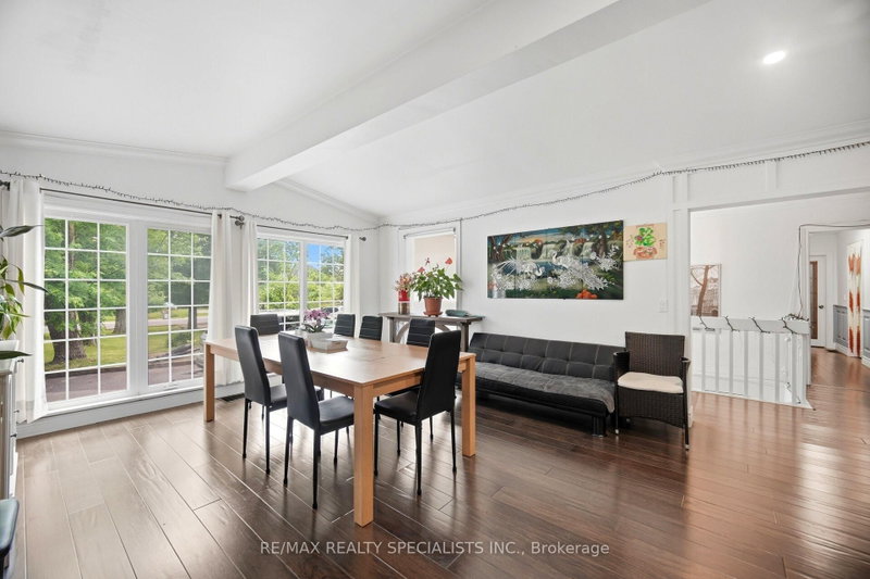 709 Queensway W