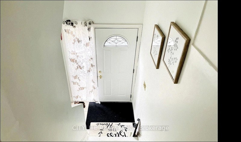 8 Horseshoe Brampton,ON L6S 1S1 — Photo 5