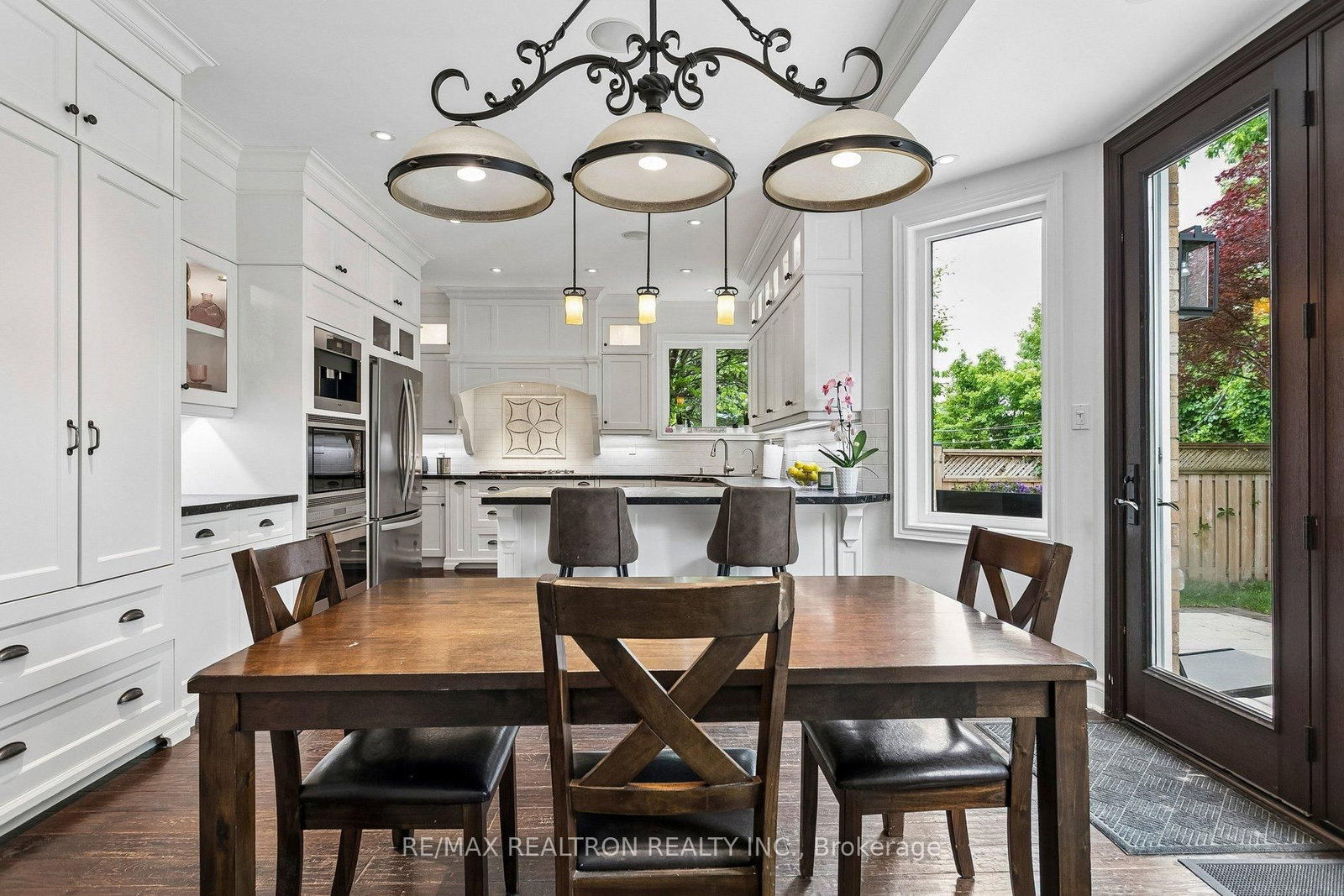2207 Mariposa Road • Oakville, ON photo 9