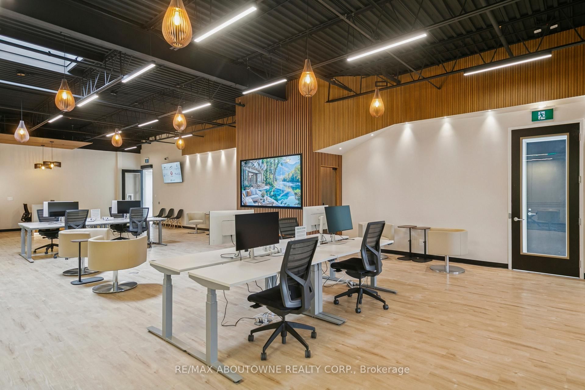 320 Matheson Boulevard W, Unit 211-3