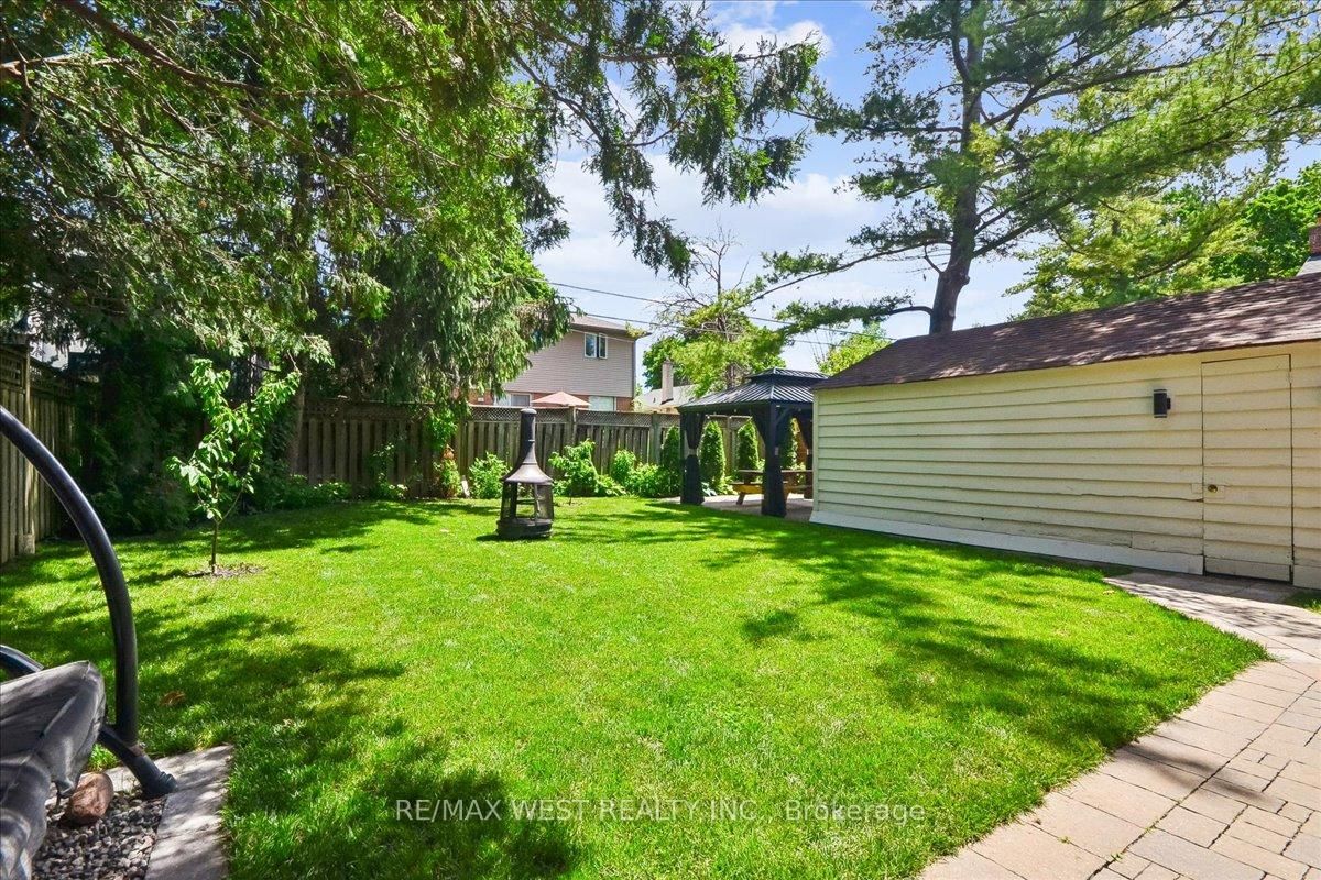 11 Hillcroft Drive • Toronto, ON photo 23