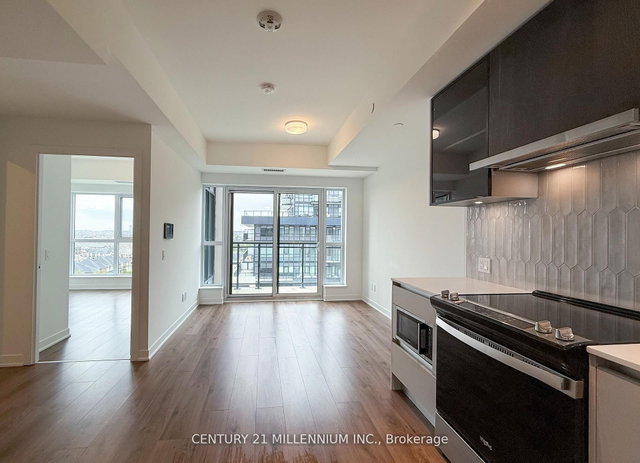 810 - 405 Dundas Street W