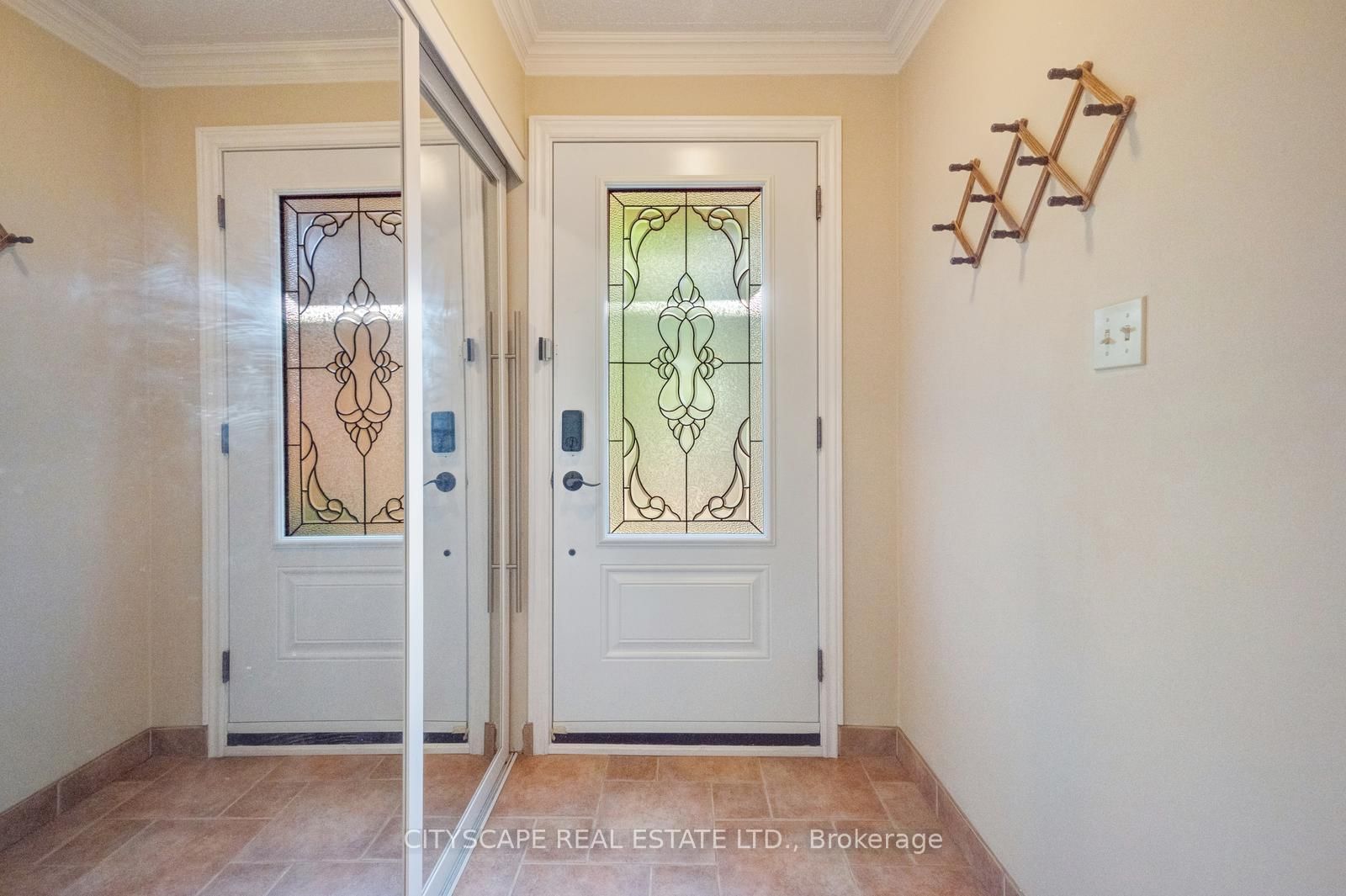 301 Kingsbridge Garden • Mississauga, ON photo 4