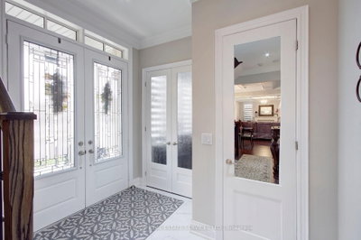 135 Zachary Crescent • Oakville, ON photo 3