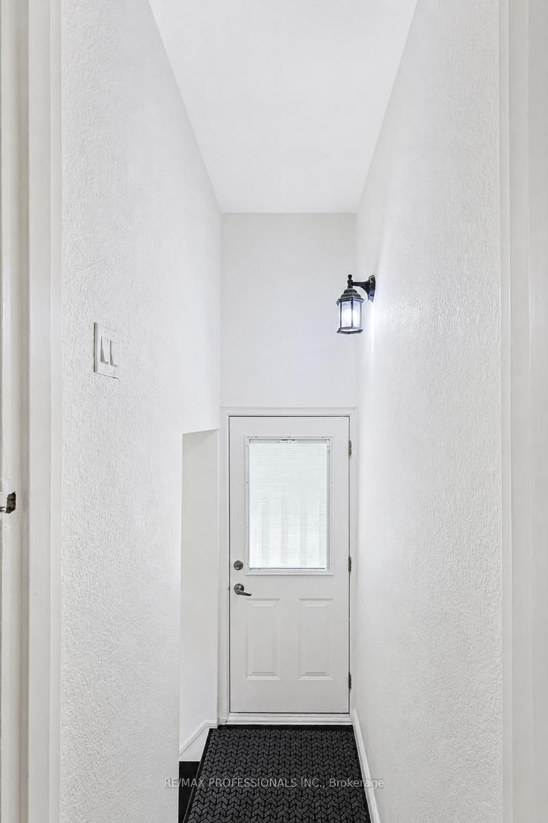 39 Sealcove Drive • Toronto, ON photo 32