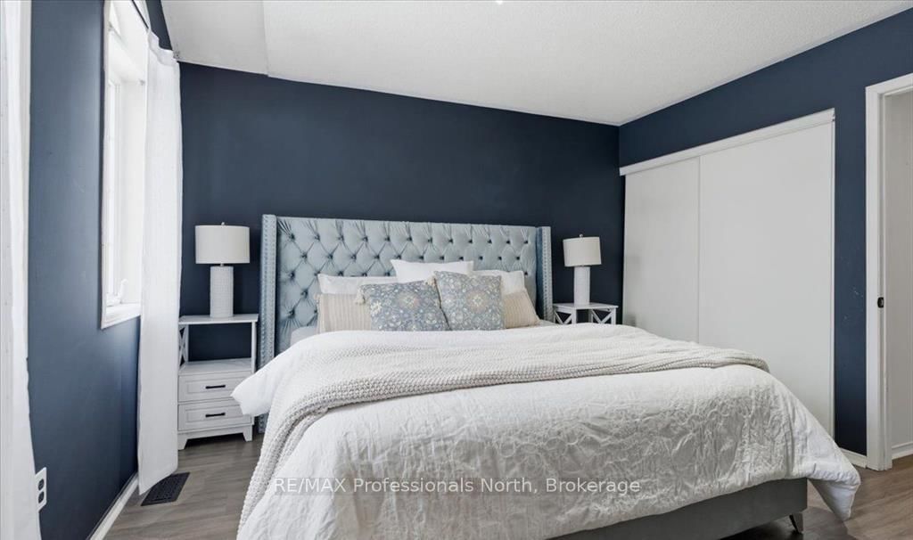 98 Roxton Road • Oakville, ON photo 4