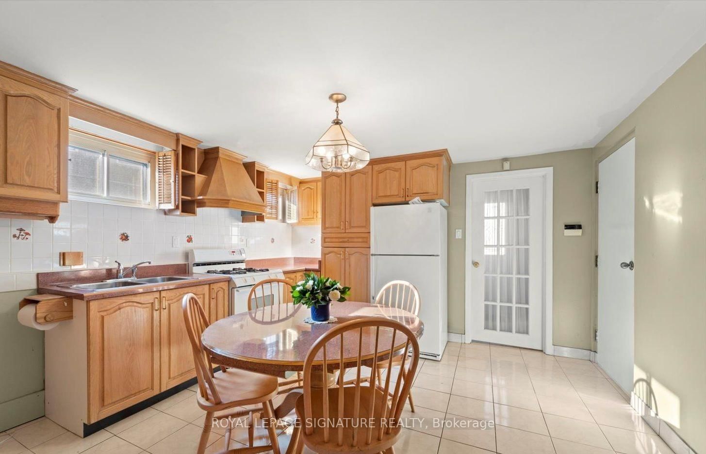 Lower-64 Watney Crescent, Toronto, ON, photo 3