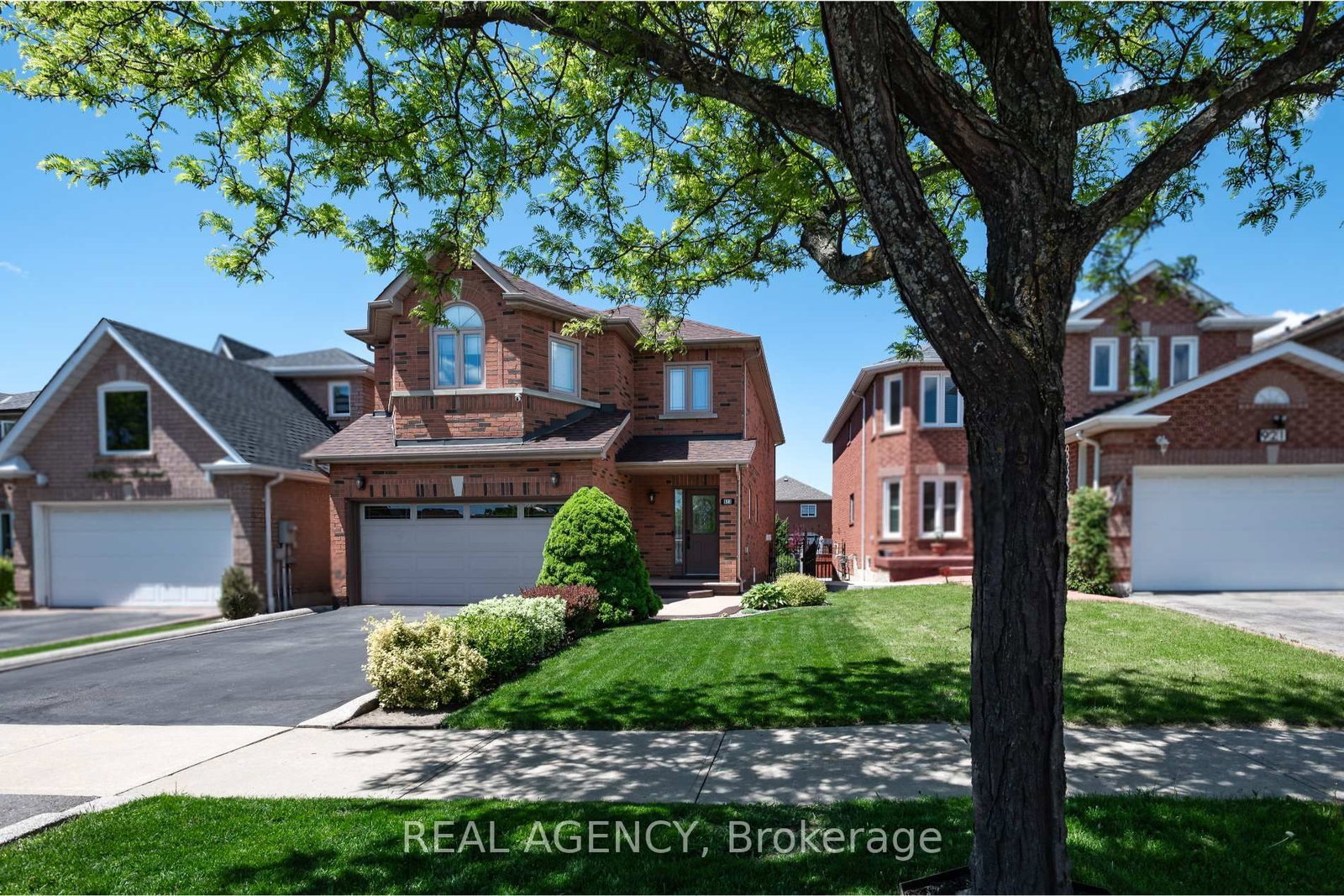 923 Blyleven Boulevard • Mississauga, ON photo 2