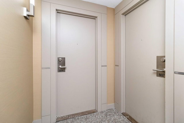 806 - 330 BURNHAMTHORPE Road W