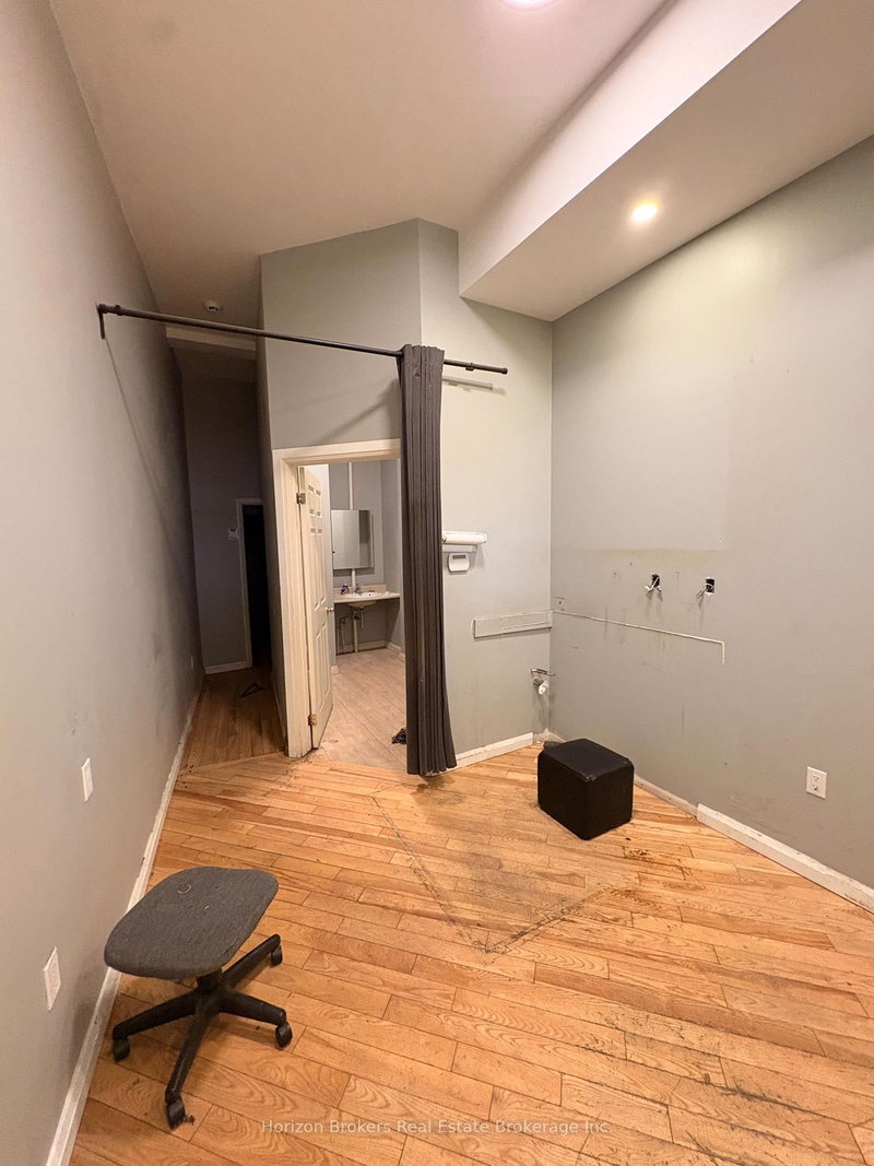 2465 Bloor St W photo 4