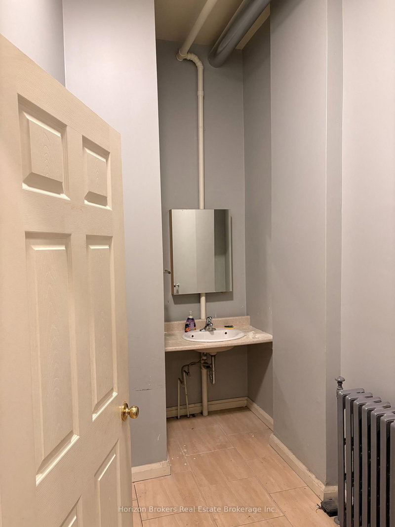 2465 Bloor St W photo 5