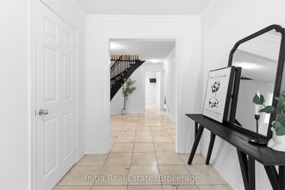 2014 Golden Briar Trail • Oakville, ON photo 5
