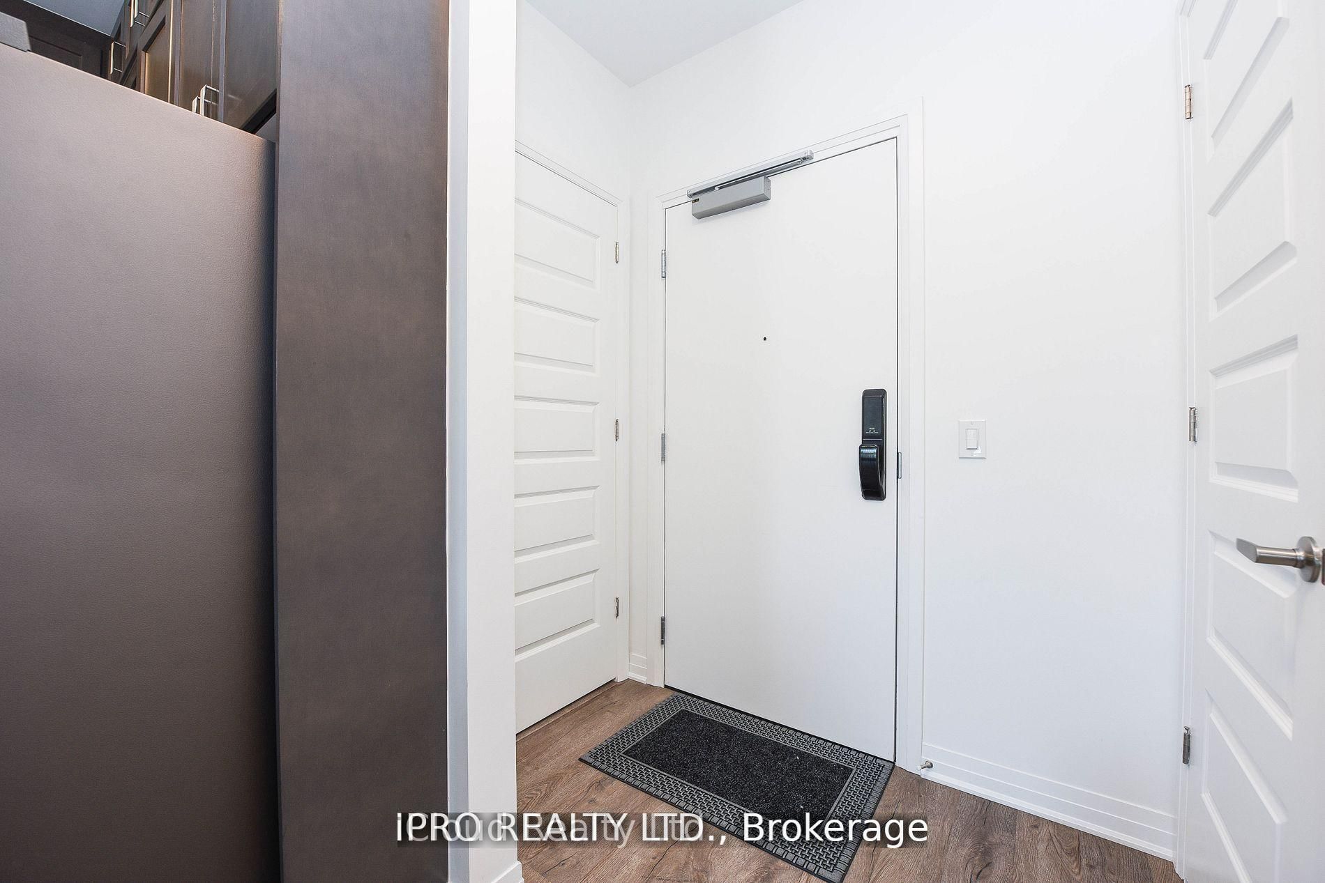 95 Dundas St W Street, Unit 004