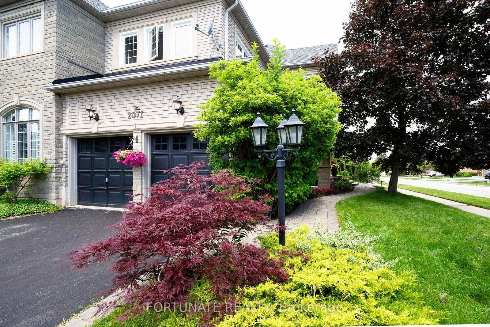 2071 Pinevalley Crescent • Oakville, ON photo 4