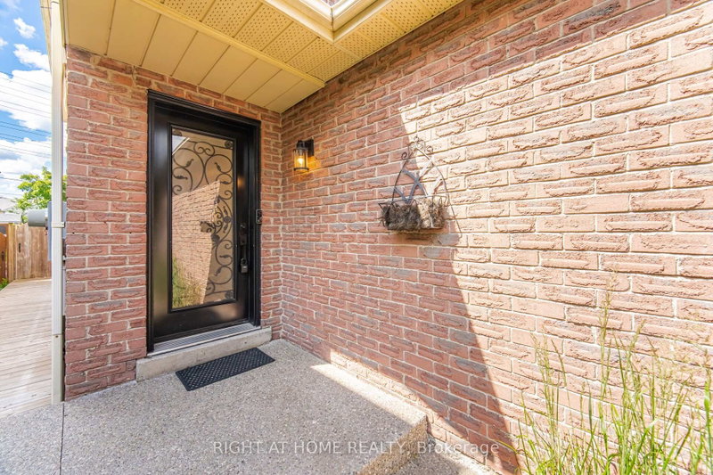 7013 Hickling Crescent