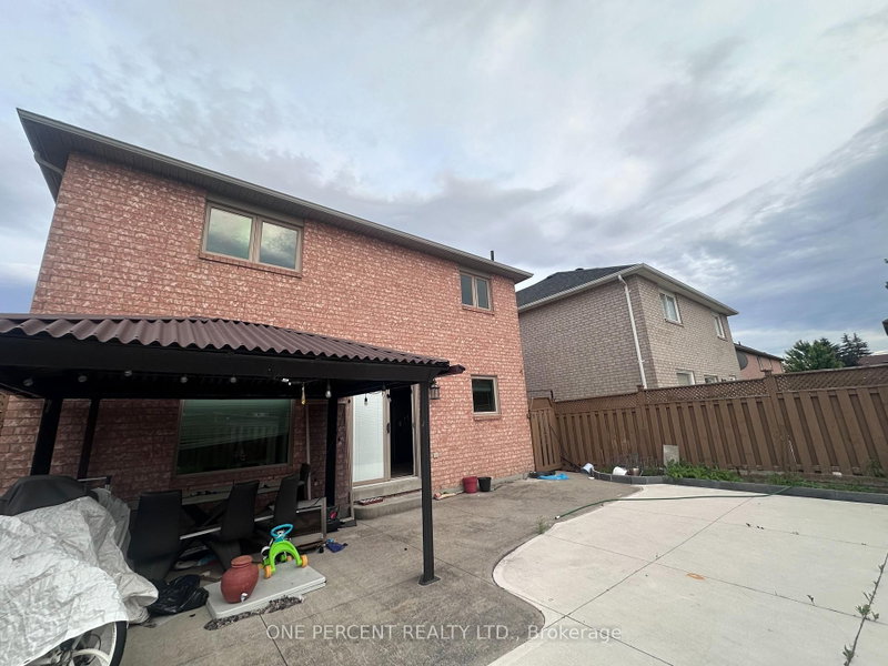 15 Beaverhall Brampton,ON L6X 4L3 — Photo 3
