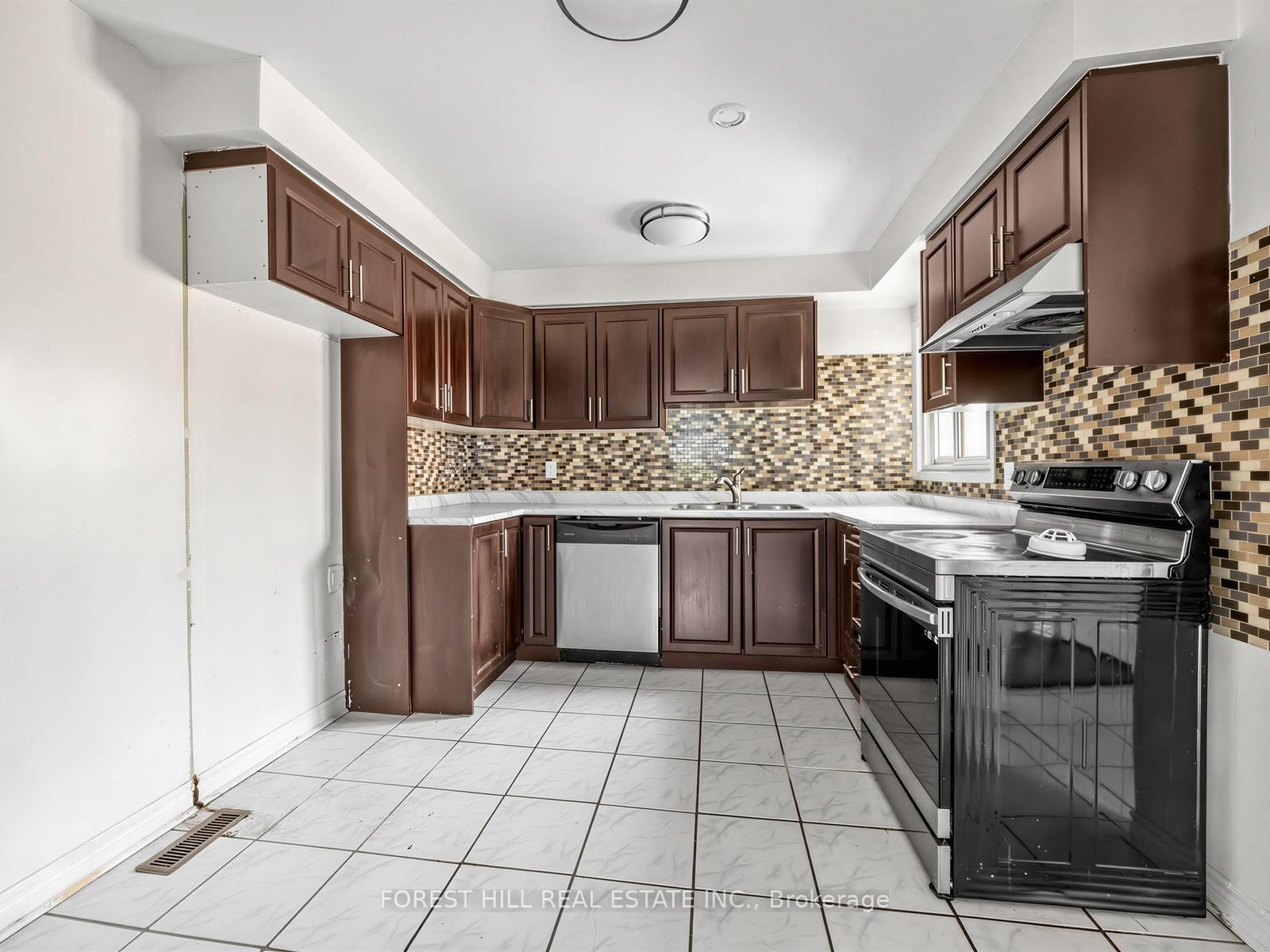 61 Royal Salisbury Way • Brampton, ON photo 4