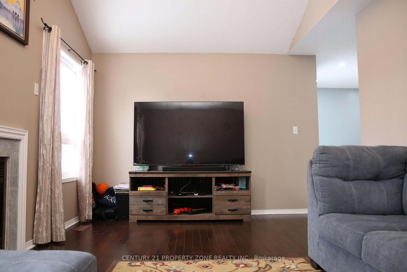 24 Sweet Clover Crescent • Brampton, ON photo 8