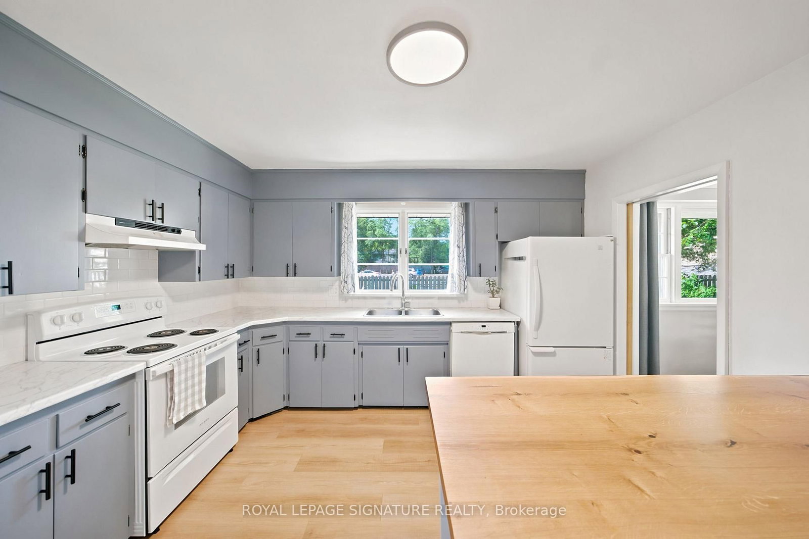 308 South Court S • Burlington, ON photo 12