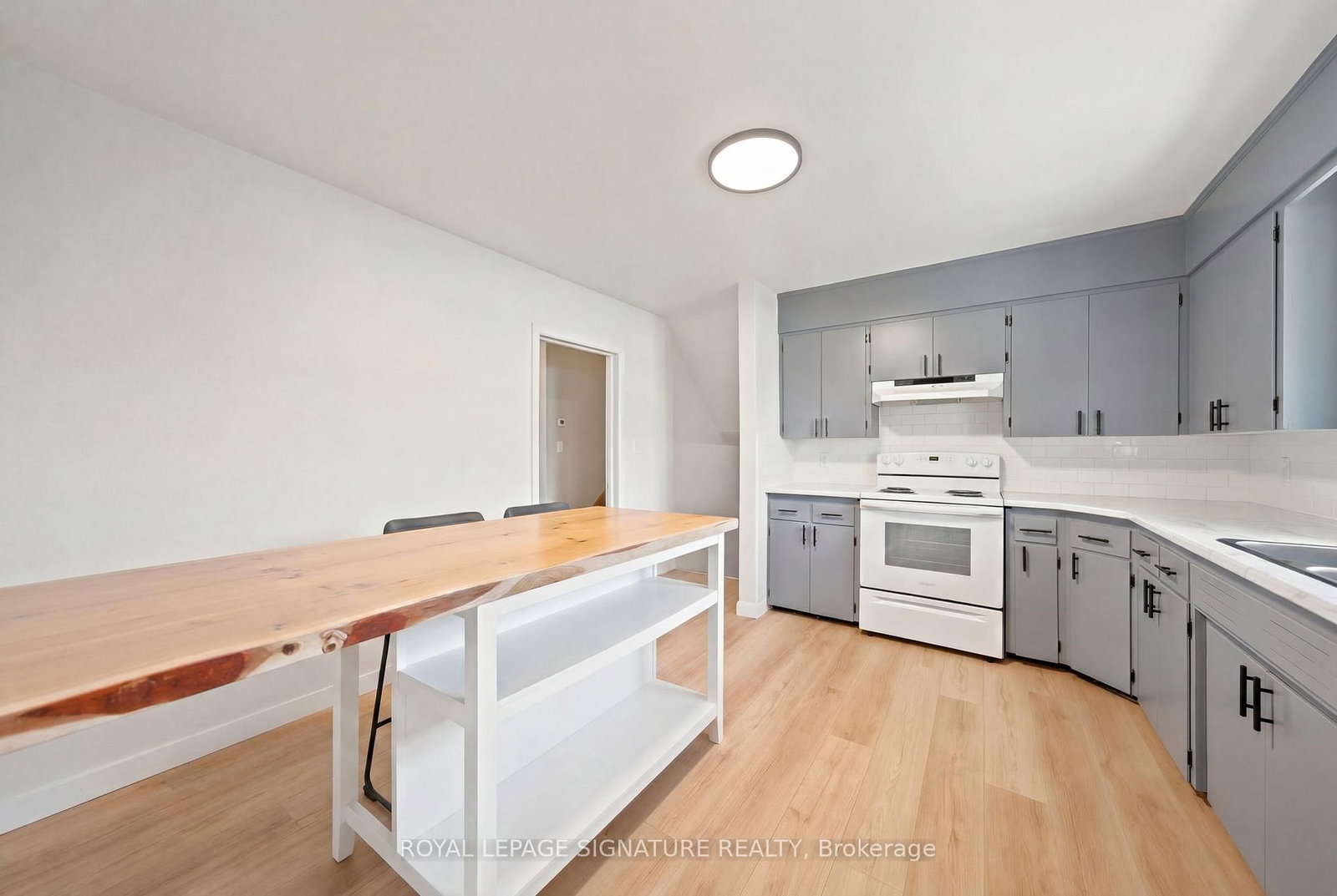 308 South Court S • Burlington, ON photo 15
