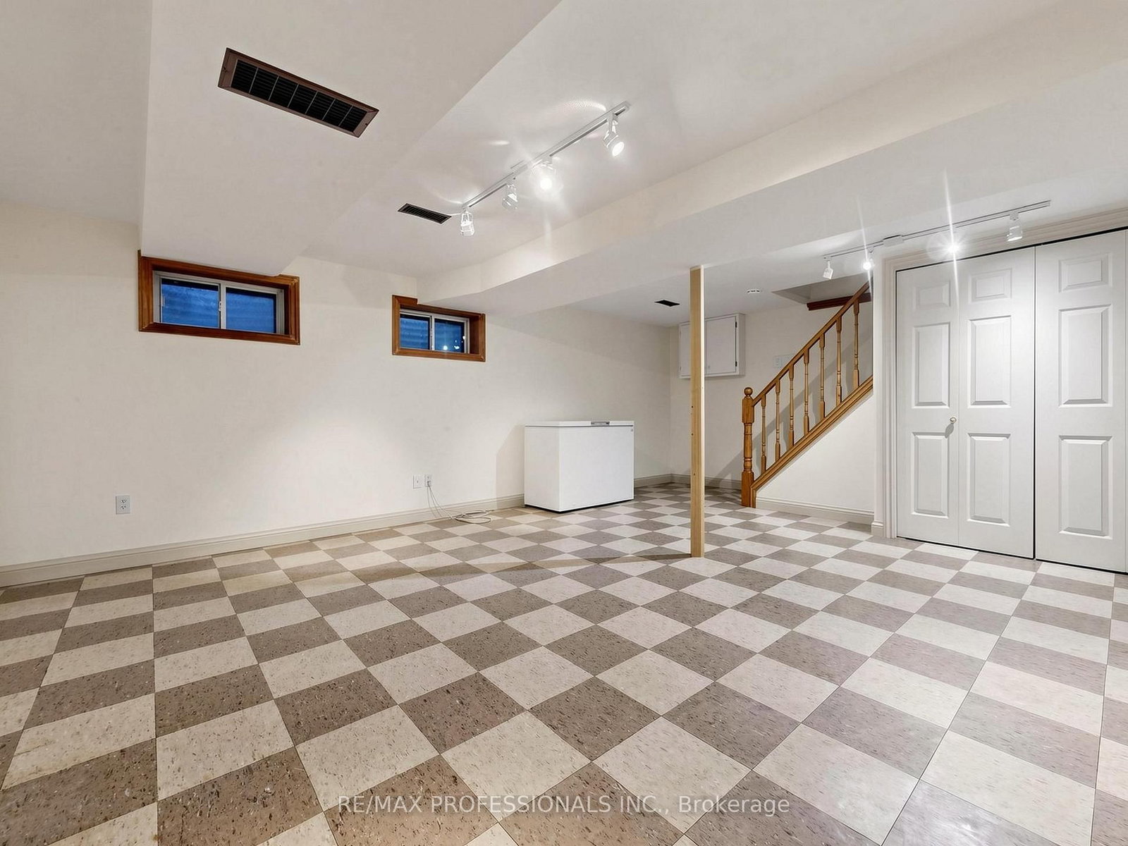 19 Davelayne Road • Toronto, ON photo 16