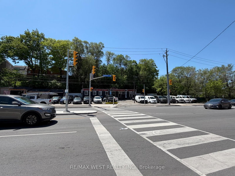 2471 Eglinton Ave W photo 5