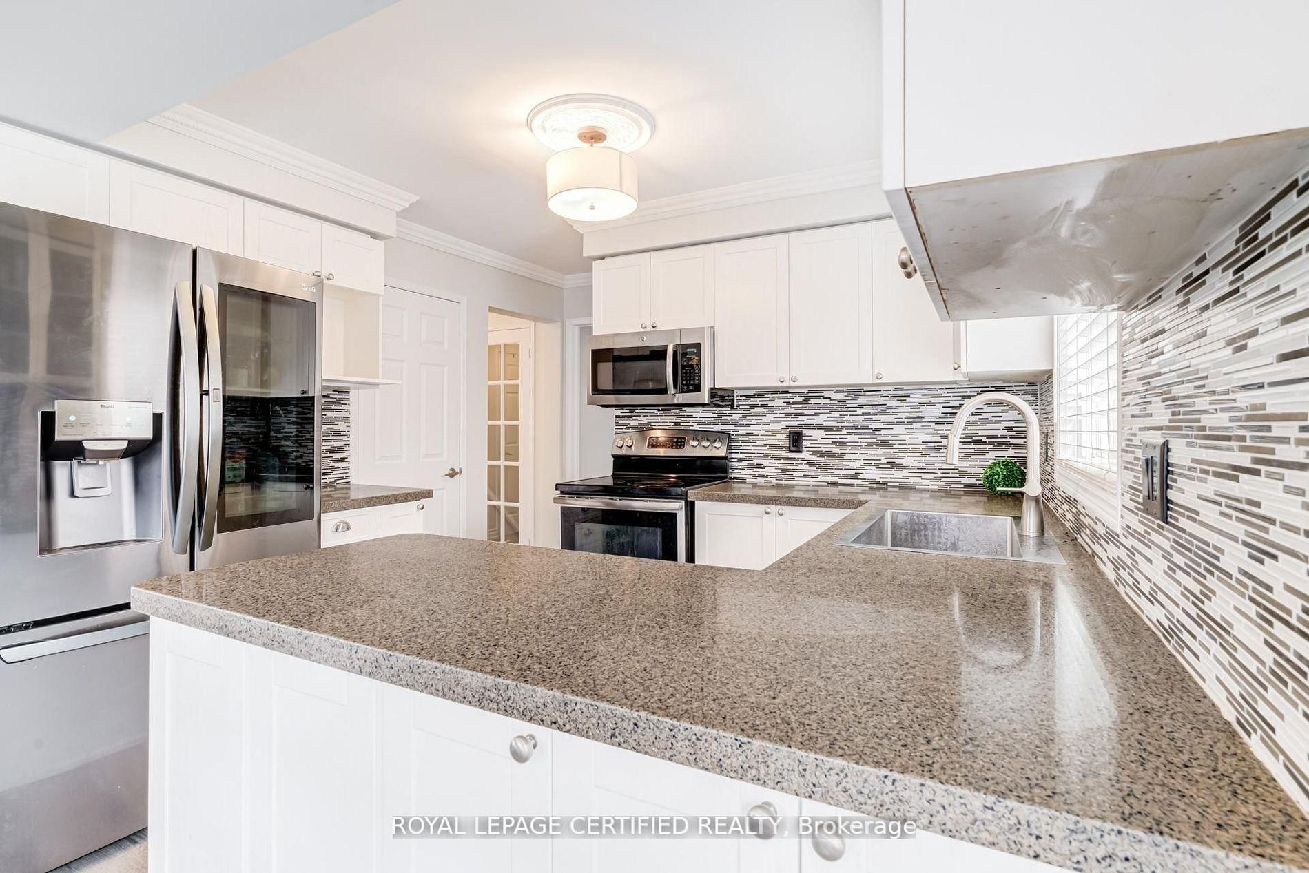 2197 Oakridge Crescent