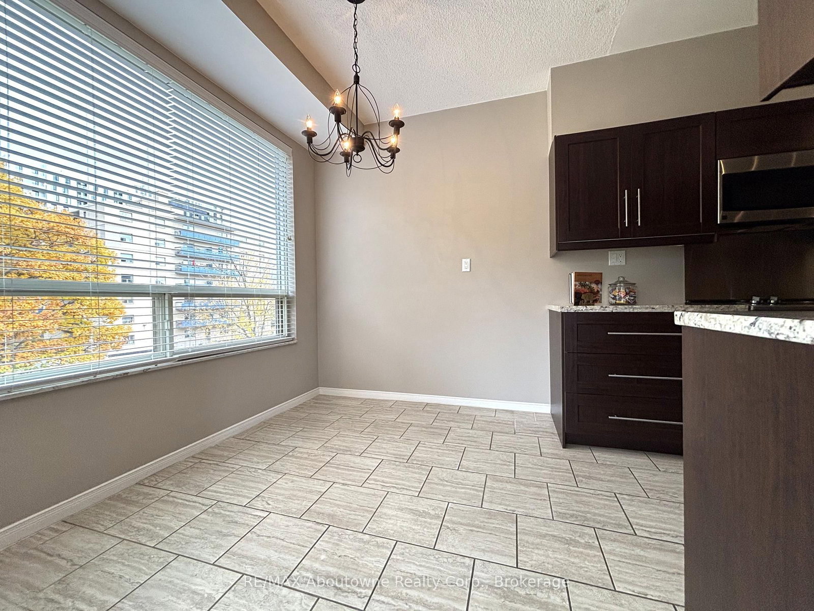 2511 Lakeshore Road W • #406 • Oakville, ON photo 11
