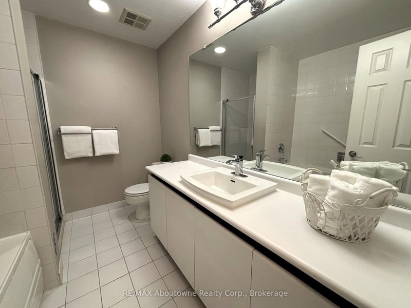 2511 Lakeshore Oakville,ON L6L 6L9 — Photo 17