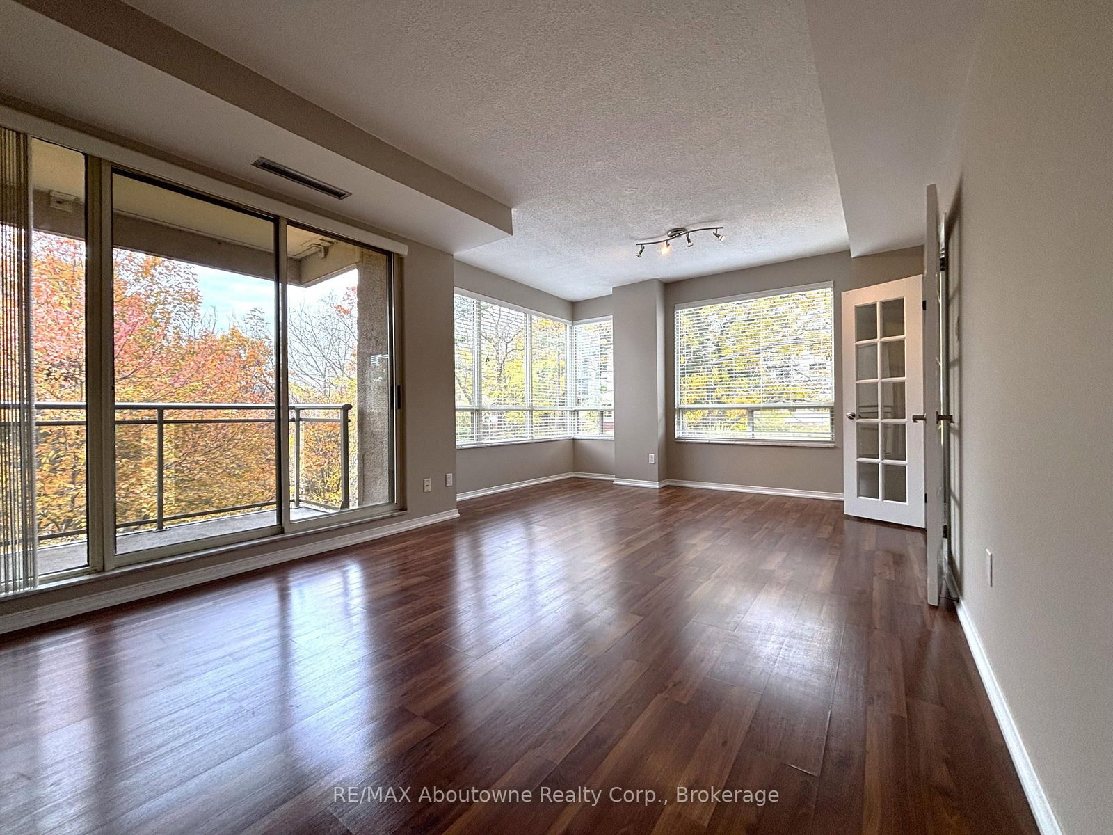 2511 Lakeshore Road W • #406 • Oakville, ON photo 2