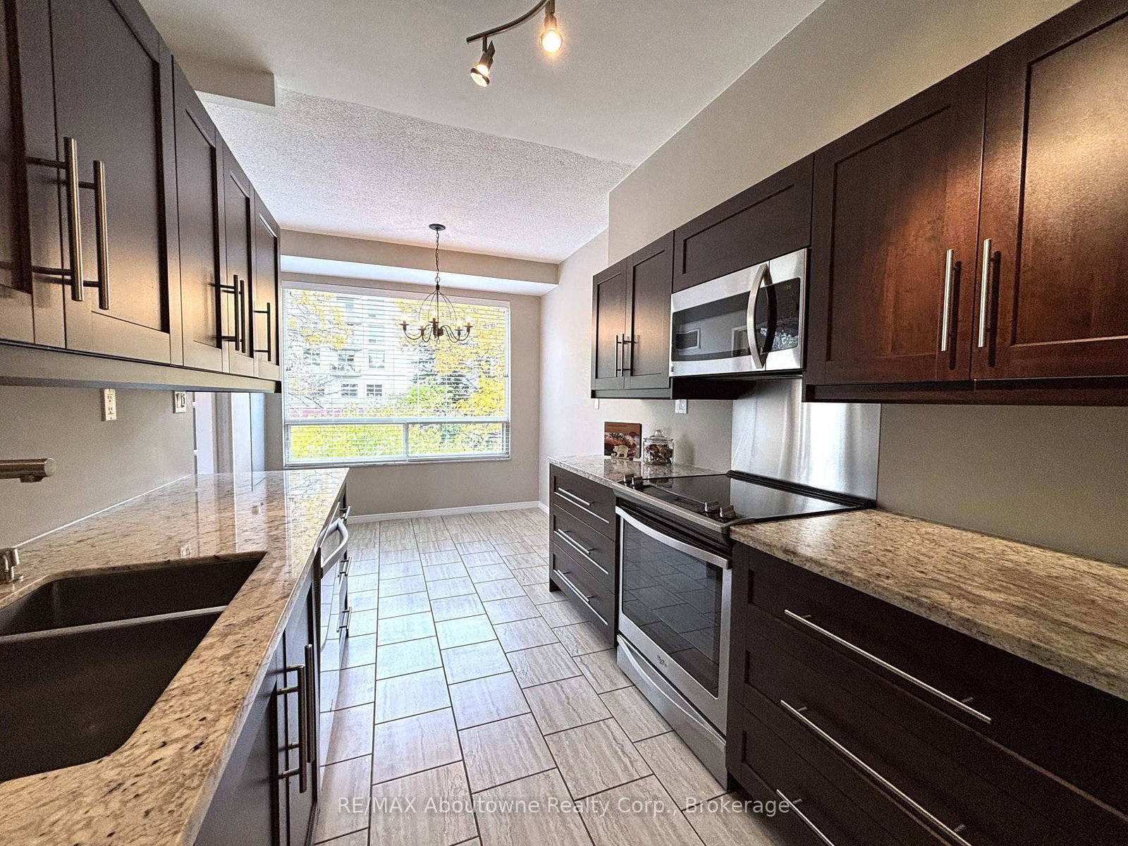 2511 Lakeshore Road W • #406 • Oakville, ON photo 6