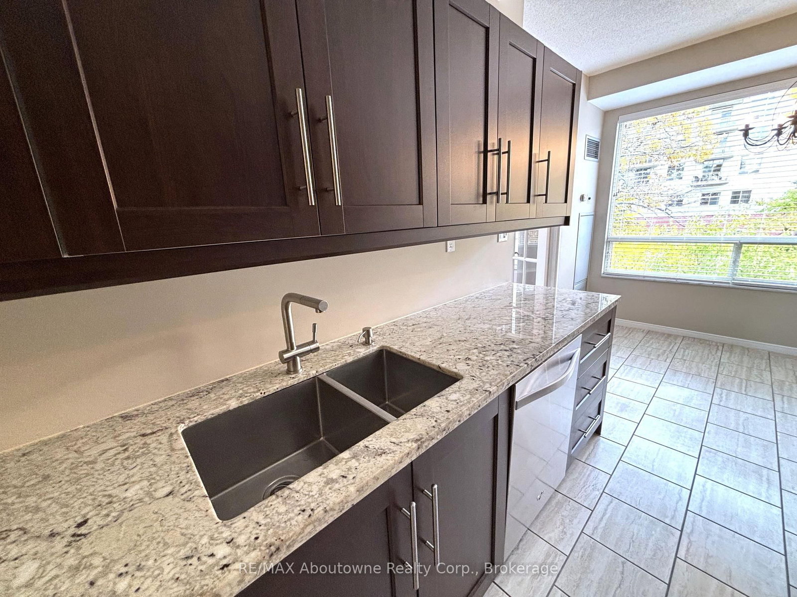 2511 Lakeshore Road W • #406 • Oakville, ON photo 9